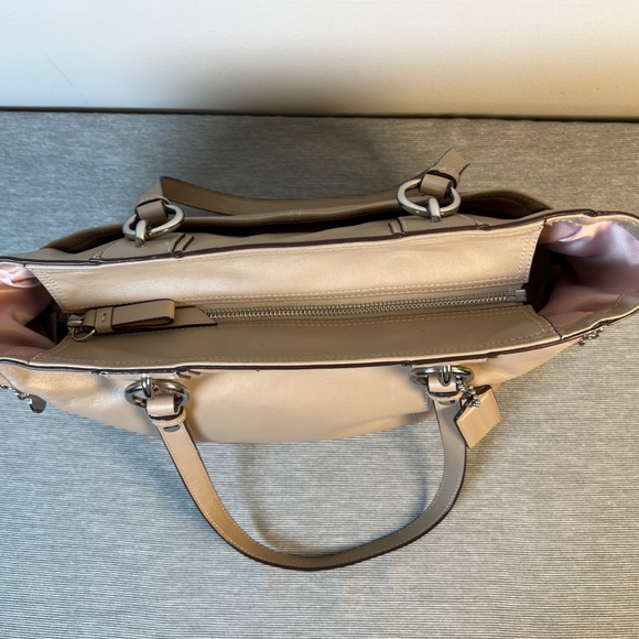 COACH Gallery Top zip Tote in metallic light tan leather - Picture 11 of 11